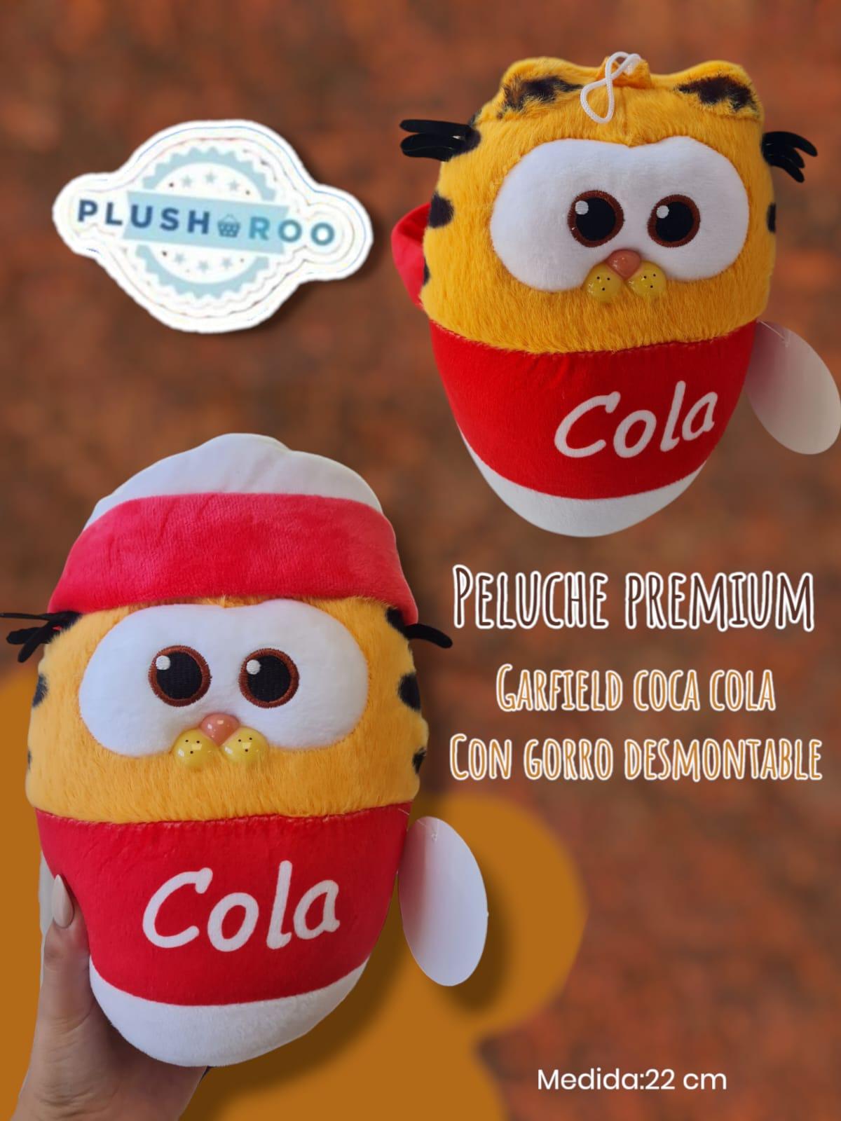 Peluche Garfield Coca Cola con Gorro Desmontable Premium PLUSHAROO 22cm