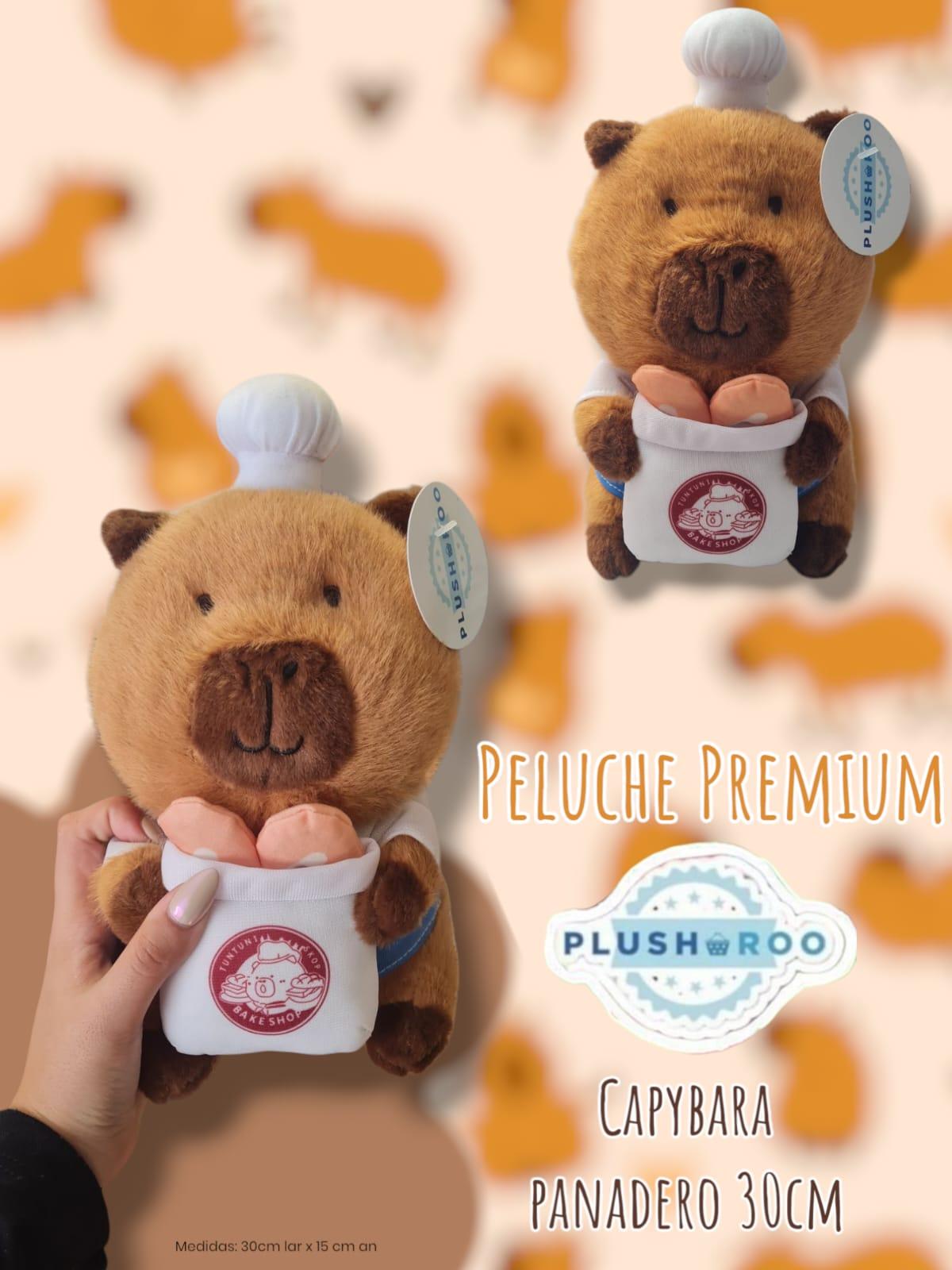 Peluche Premium PLUSHAROO Capybara Panadero 30cm